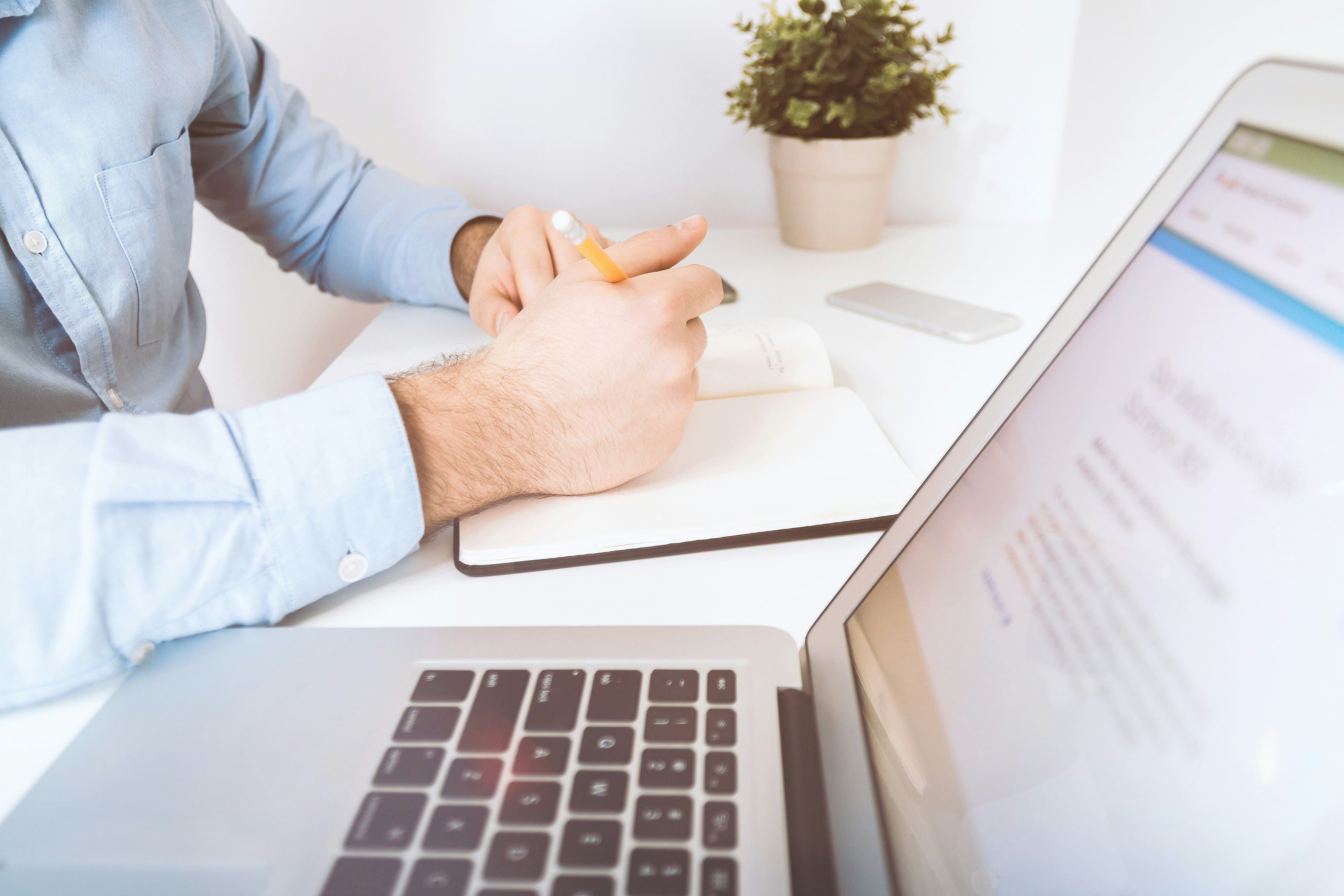 Equilibra Salud Hombre con una laptop y libreta
