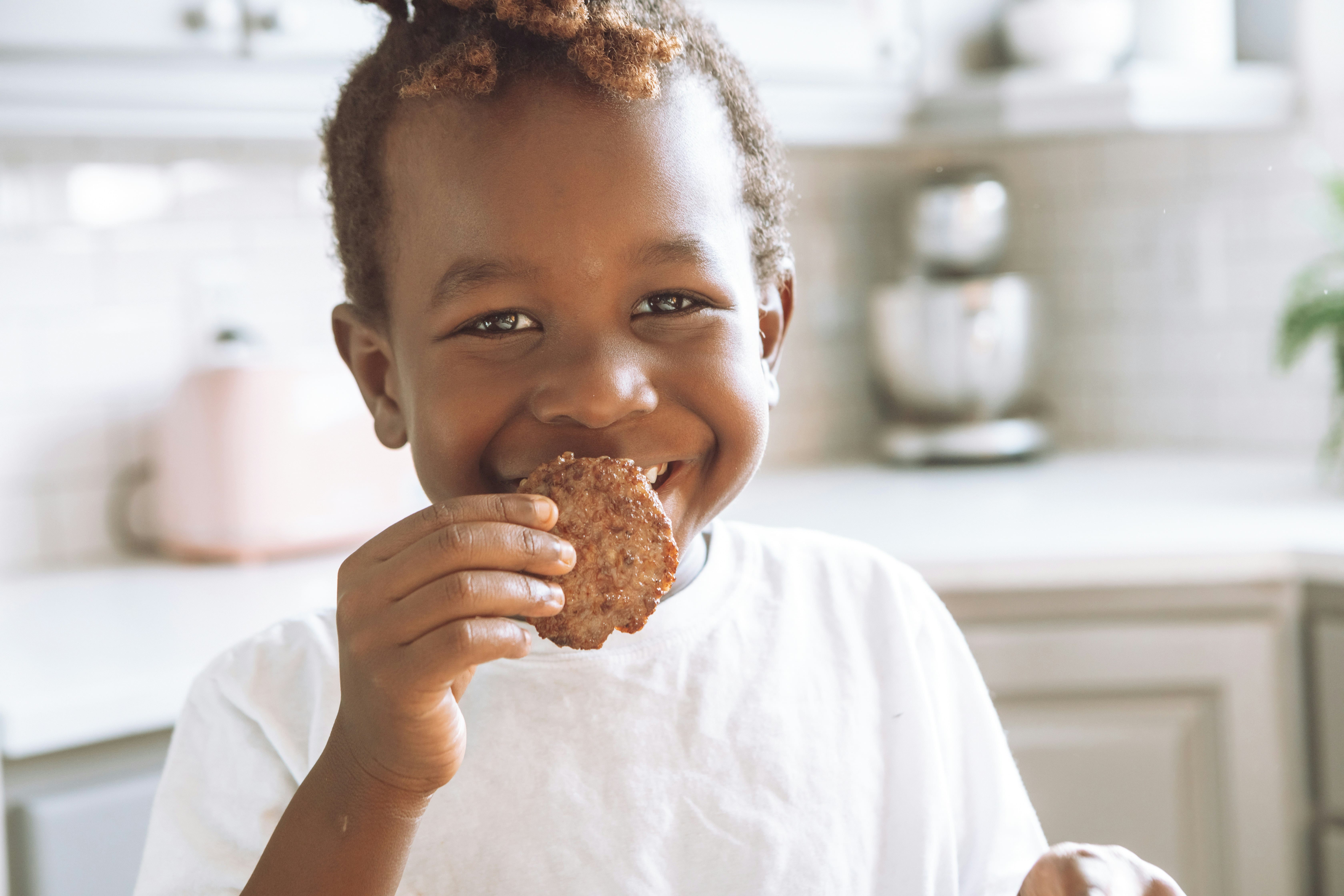 Equilibra Salud Niño comiendo una galleta de avena